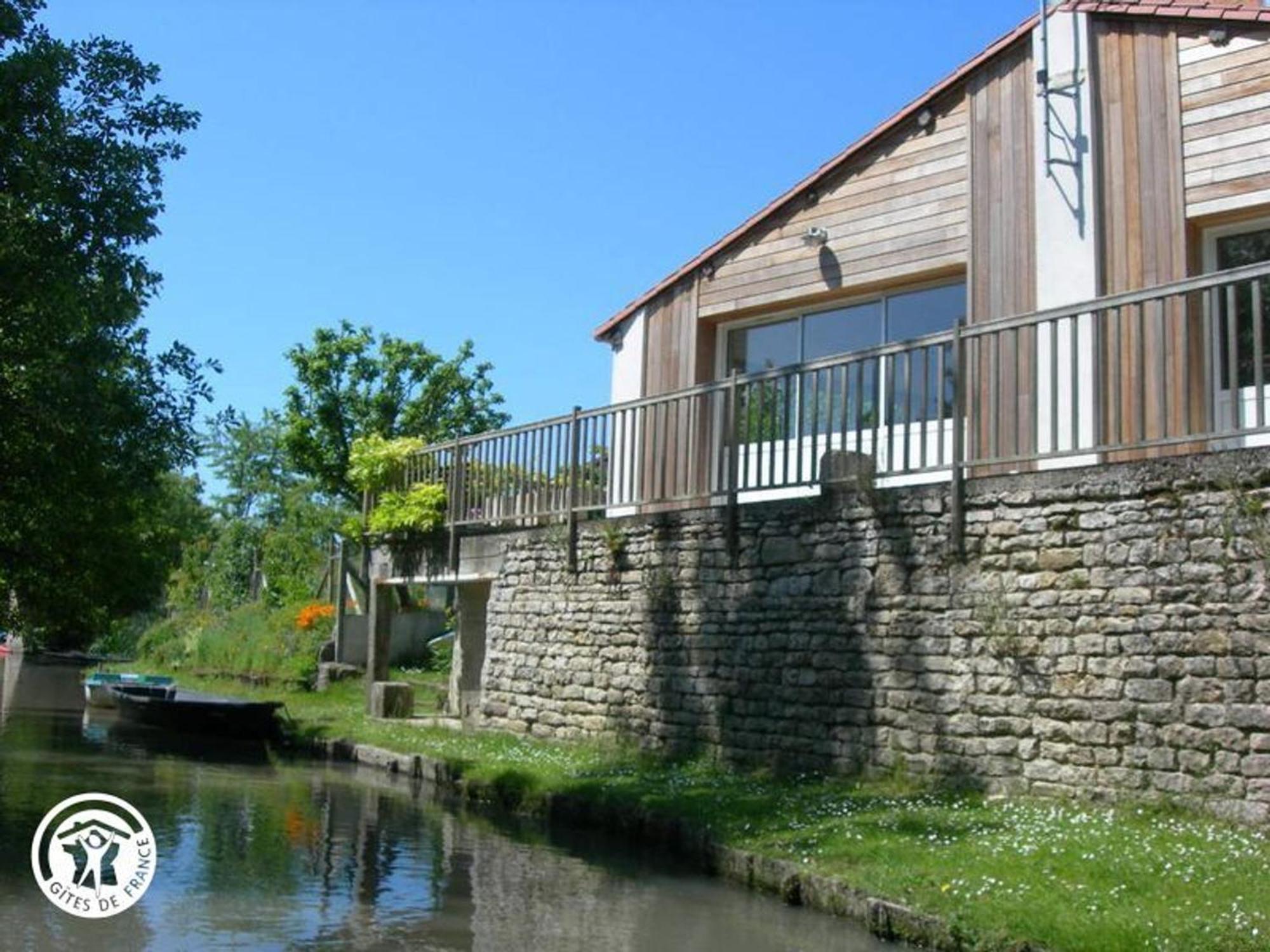 Вилла Gite Charmant Au Bord De L'Eau Avec Canoes, Terrasse Et Jardin A Damvix, Au Coeur Du Marais Poitevin. - Fr-1-426-354 Экстерьер фото